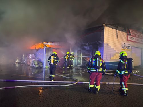 Hasiči bojovali s rozsáhlým požárem skladu, uvnitř hořela i pyrotechnika