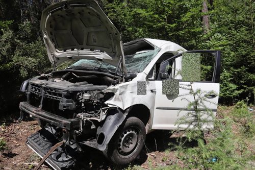 Auto se několikrát převrátilo přes střechu. Řidiče po nehodě transportoval do nemocnice vrtulník