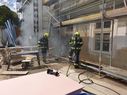 Hasiči zlikvidovali požár vysokonapěťového kabelu v centru Prahy