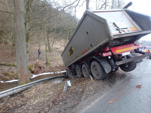 V Rudníku sjel kamion do potoka. Do vody  uniklo asi 150 litrů nafty.