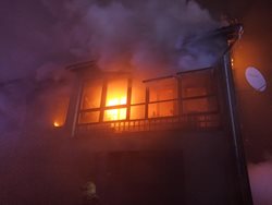 Likvidaci požáru rodinného domu na Mělnicku komplikoval silný mráz