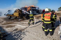 V Českém Meziříčí dnes hořel stoh slámy.Na místě zasahovalo deset hasičských jednotek  
