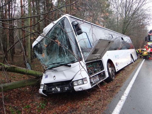 Hasiči vyprošťovali na Opavsku z příkopu autobus i cestující FOTOGALERIE