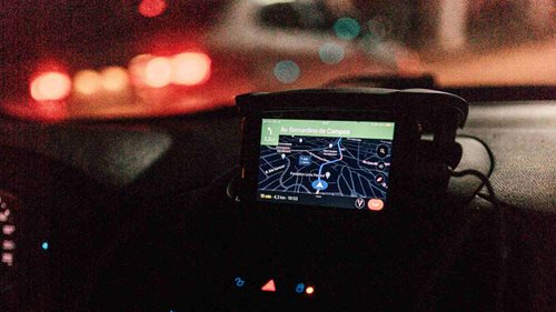 Navigace poslala kamion na úzkou lesní cestu. Náročné vyprošťování trvalo až do dalšího dne