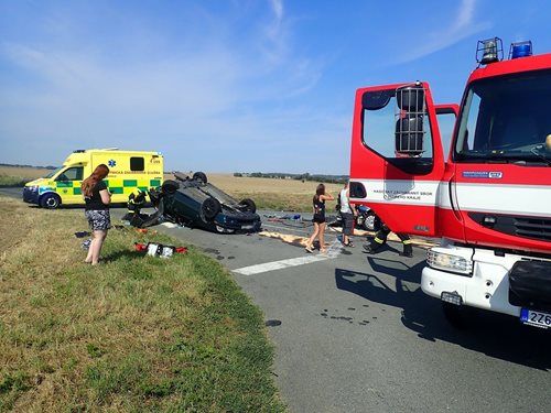 Jedno osobní vozidlo zůstalo po nehodě tří aut  ležet v křižovatce na střeše.