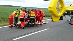 Vrtulník letěl k muži, který havaroval s motorovou koloběžkou. 