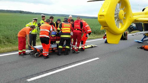 Vrtulník letěl k muži, který havaroval s motorovou koloběžkou. 
