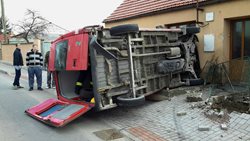 Dodávkové auto se po nehodě zastavilo až u rodinného domu