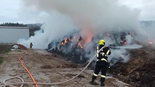 Požár zaměstnal hasiče na dlouhé hodiny