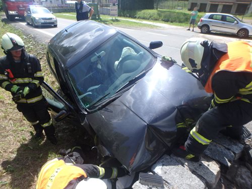Auto narazilo ve Svobodě nad Úpou do mostku