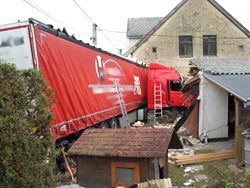Nehoda kamionu v Klenčí pod Čerchovem porušila statiku rodinného domu