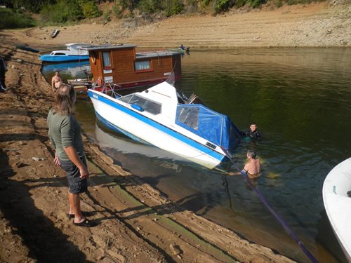 Na Orlíku hasiči lovili potopenou loď