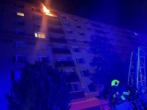 Hasiči v noci zasahovali u požáru bytu v panelovém domě