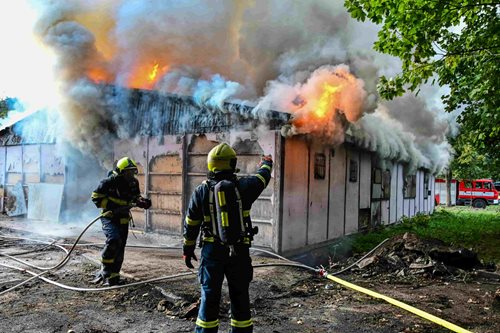 Hasiči si při cvičení vyzkoušeli rozsáhlý požár i dálkovou dopravu vody