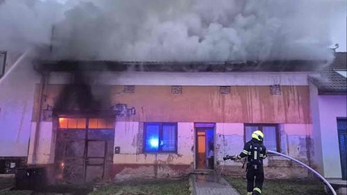 Požár zasáhl garáž i střechu rodinného domu. Skrytá ohniska hledali hasiči termokamerou