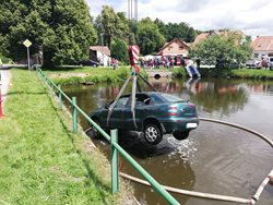 V Budíškovicích vytáhli hasiči z rybníku na návsi auto