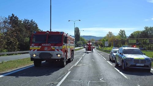 Srážka autobusu s auty si vyžádala zraněné a letecký transport