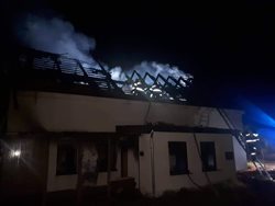 Noční požár domu v Liblicích likvidovalo pět jednotek