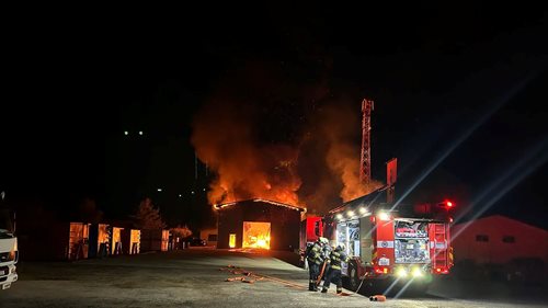 Hala hořela v plném rozsahu, střecha se propadla. S požárem bojovalo téměř padesát hasičů
