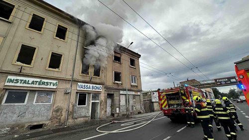 Ranní požár zachvátil patro budovy. Hasiči hledali osoby a skrytá ohniska