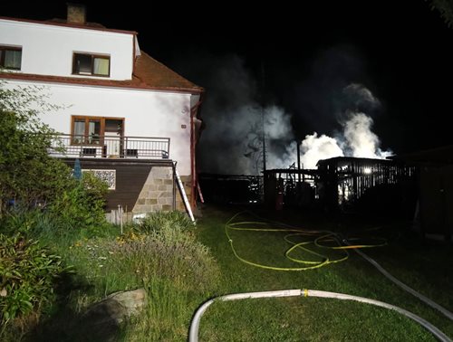 Oheň ve Vrčeni: Hasič popálen, kůlny v plamenech