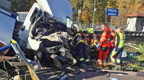 Vlak se střetl s dodávkou. Řidič zůstal zaklíněný ve zdemolované kabině, hasiči evakuovali 28 cestujících