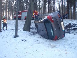 Osobní automobil ukončil svoji jízdu mimo silniční komunikaci.
