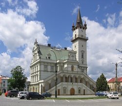 Mladý muž zdolal radniční věž v Uničově. V noci a po fasádě.