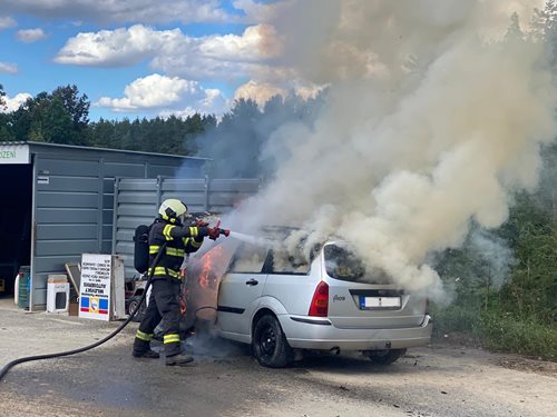 Požár osobního vozu zaměstnal hasiče, auto shořelo do základů