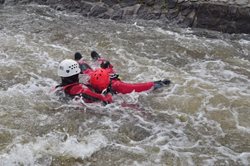 Intenzivní výcvik v záchraně osob z divoké vody. 