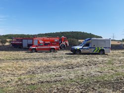 Při požáru pole našli hasiči lidské tělo