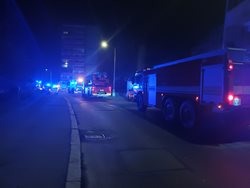 Téměř osmdesát lidí evakuováno při nočním požáru panelového domu ve Slaném