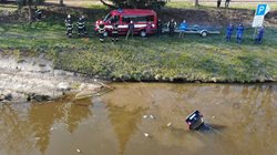V Lužci nad Vltavou hasiči vytahovali vozidlo z plavebního kanálu