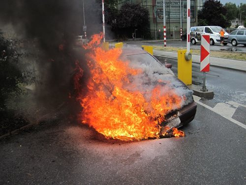 Osobní automobil začal hořet za jízdy u nákupního centra