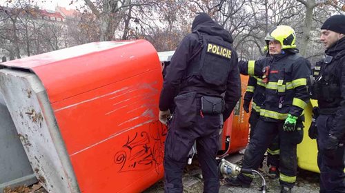 Osoba uvízla v kontejneru na elektroodpad, hasiči zasahovali