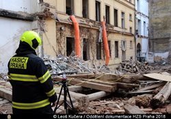Zřícený strop v centru Prahy zavalil několik osob FOTOGALERIE