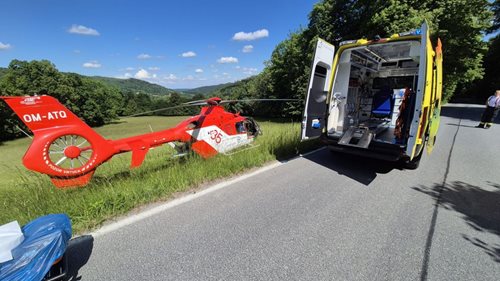 Jediná chyba v zatáčce. Pro těžce zraněného motorkáře musel přiletět vrtulník