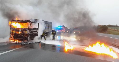 Požár kamionu zablokoval dálnici, hasiči zabránili úniku paliva