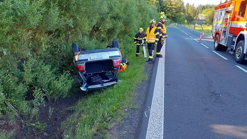 Auto skončilo mimo silnici. U nehody zasahují všechny složky IZS