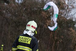 Hasiči v Odrách zachránili paraglidistu, ze stromu mu pomohli po žebříku