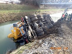 Havárie domíchávače do řeky Olšavy se obešla bez zranění