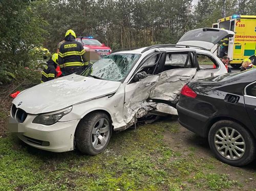 Tři zranění při vážné nehodě: Hasiči vyprostili zraněné