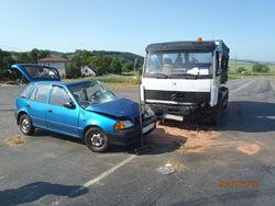 Osobní auto vjelo pod nákladní auto.Nehoda na křižovatce u Lomce v Plzeňském kraji 