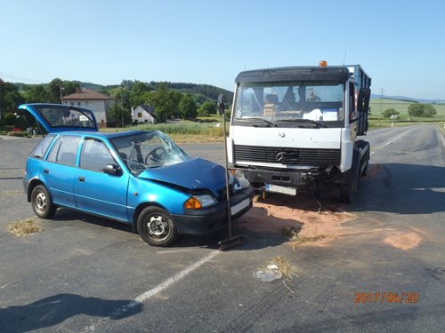 Osobní auto vjelo pod nákladní auto.Nehoda na křižovatce u Lomce v Plzeňském kraji 