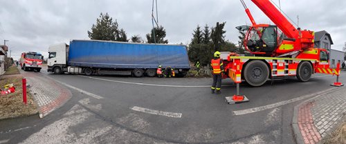 Ranní nehoda kamionu zaměstnala hasiče