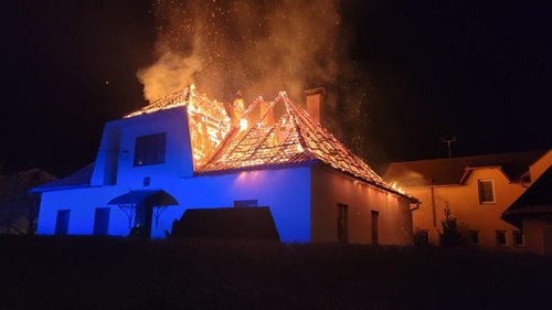 Hasiči bojovali s ohněm až do rána