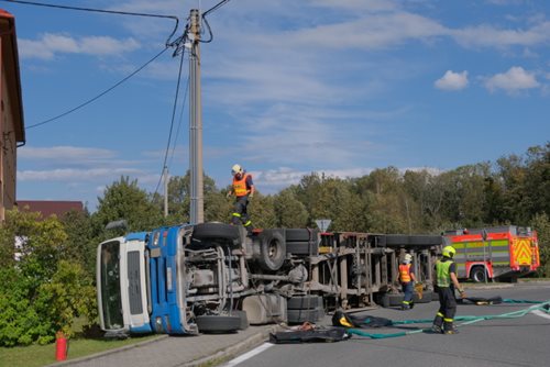 Hasiči vyprošťovali a nakládali v Trojanovicích 12 hodin kamion s těžkým kontejnerem