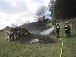 Počet požárů, které způsobí vypalování trávy a pálení biologického odpadu, neustále roste