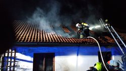 Hasiči bojovali s ohněm v sobotu večer v Býšti na Pardubicku