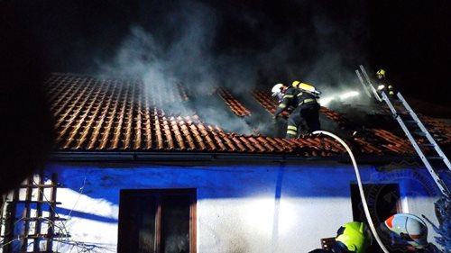 Hasiči bojovali s ohněm v sobotu večer v Býšti na Pardubicku